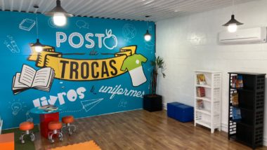 Shopping abre espaço para doações ou trocas de livros e uniformes posto de trocas