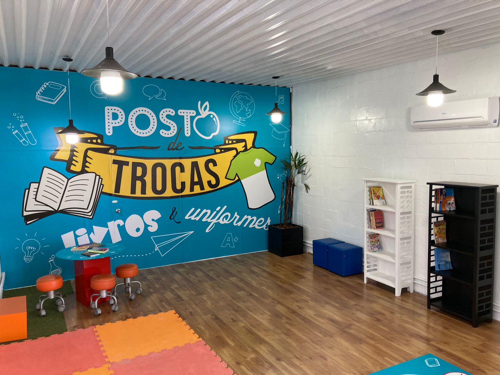 Posto de troca de livros e uniformes é destaque na volta às aulas do Shopping Jardim das Américas.