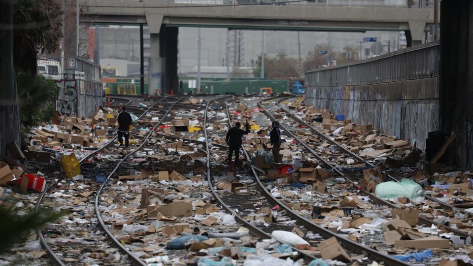 Roubos em ferrovia criam cenário de terceiro mundo em Los Angeles Milhares de pacotes abertos ou danificados cobrem os trilhos de trem na região de Lincoln Heights, leste de Los Angeles (EUA), 15 de janeiro