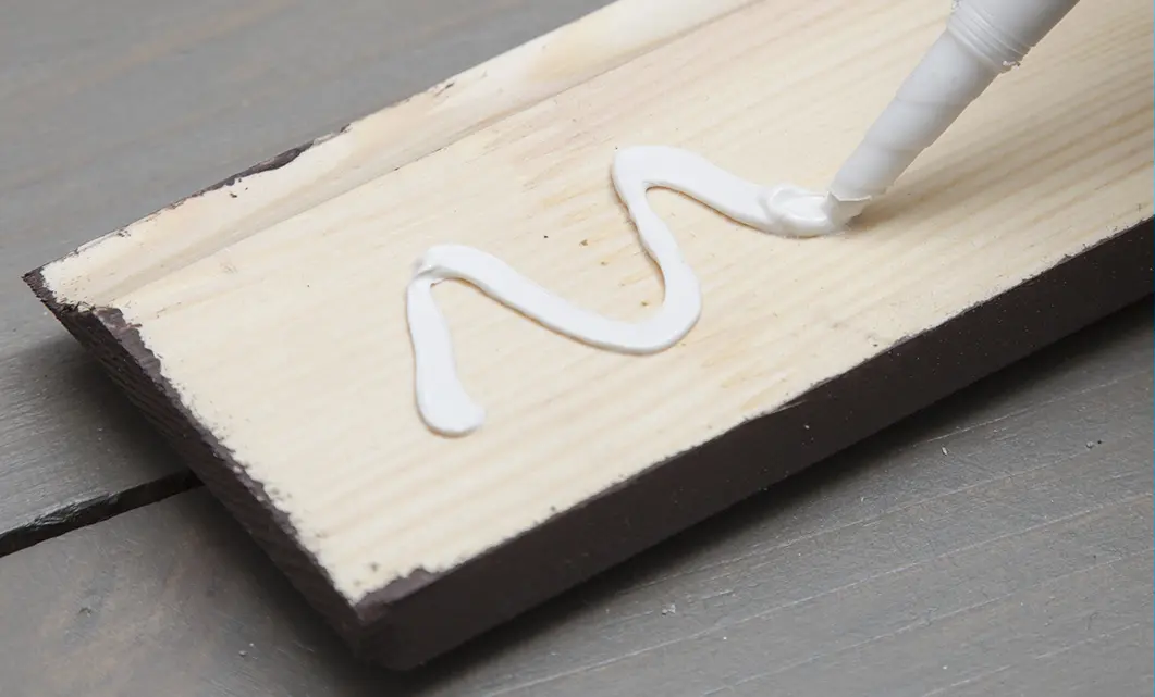 Adesivo à base de resina cola quase tudo instantaneamente, até mesmo superfícies molhadas, e permite pintura.