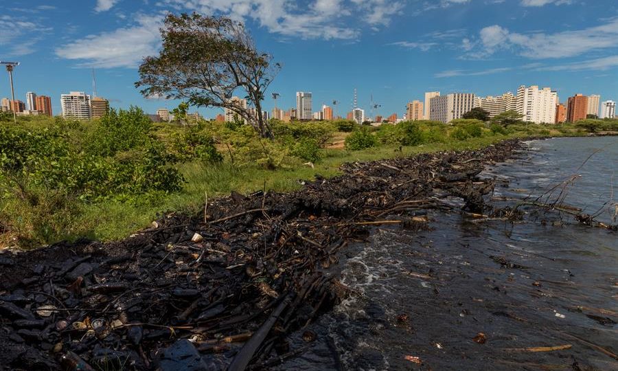 Como a realidade da Venezuela desmente o discurso da esquerda no Brasil Vista do lago Maracaibo, no estado de Zulia, na Venezuela, impregnado de resíduos de petróleo vazado pela estatal PDVSA, sucateada pelos governos de Chávez e Maduro.