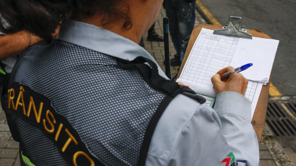 Blitz de trânsito com agentes da Setran e da Urbs no Centro de Curitiba.