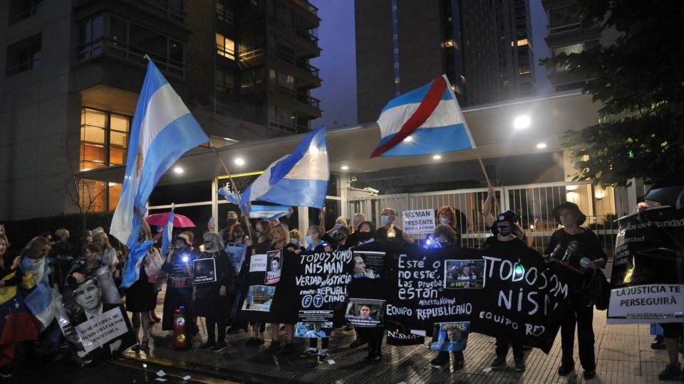 Marcha fúnebre percorre Buenos Aires para lembrar assassinato do procurador Nisman Uma marcha percorreu as ruas de Buenos Aires em memória do promotor Alberto Nisman, no sétimo aniversário de sua morte, que é investigada como assassinato por tribunais na Argentina, 18 de janeiro
