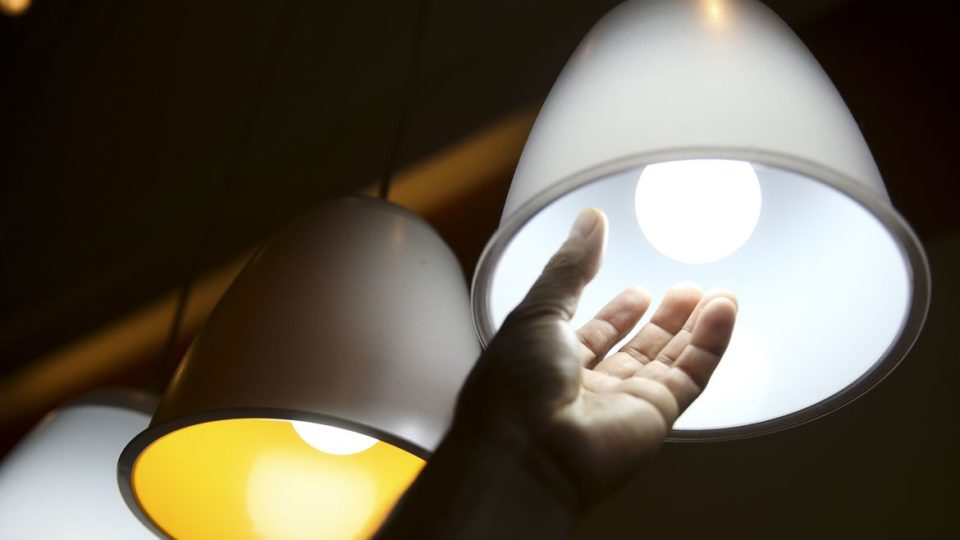 Conta de luz do brasileiro subiu mais do que o dobro da inflação desde 2015 Conta de energia elétrica
