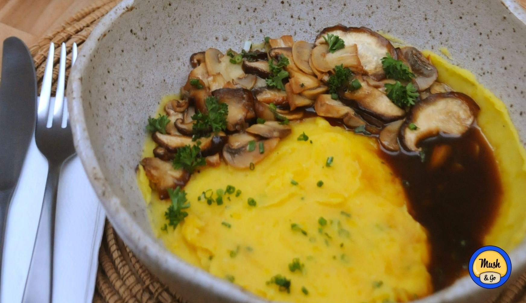 Marinada de cogumelos na laranja com purê de mandioquinha. Firmar parcerias com produtores rurais é uma maneira de promover o ciclo econômico entre campo e cidade.