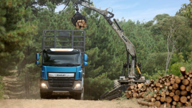 DAF Caminhões Brasil começa a exportar veículos produzidos em Ponta Grossa Caminhão da DAF Caminhões Brasil sendo carregado com toras de madeira.