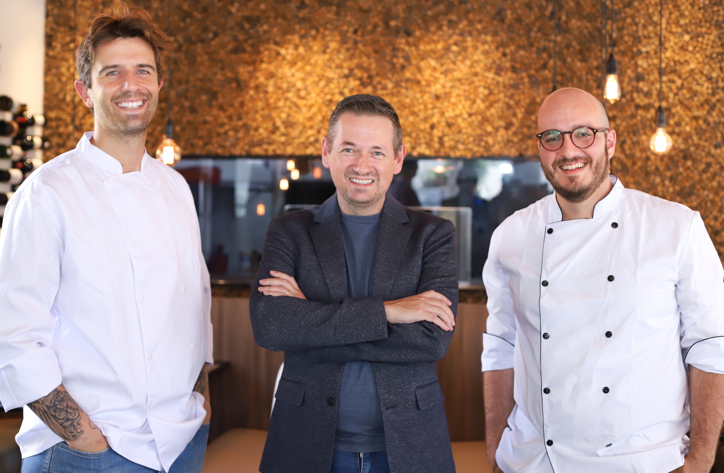 A administração do restaurante passa a ser feita por Rogério Marcondes (centro), sócio investidor do empreendimento, e a cozinha terá uma dupla de chefs no comando: Roberto Rei e Otávio Gulini.