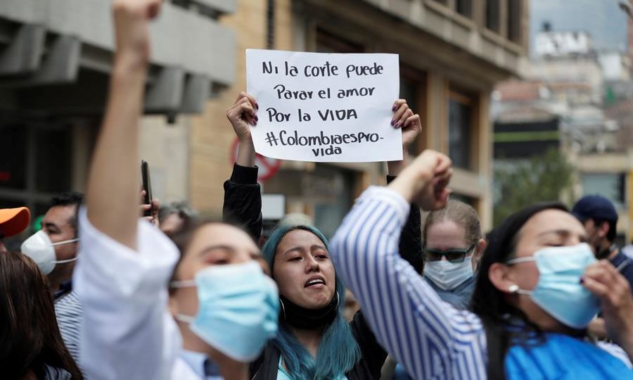 Votação sobre descriminalização do aborto em Corte da Colômbia fica empatada Manifestantes participam de protesto contra a descriminalização do aborto, em frente à Corte Constitucional da Colômbia, em Bogotá, 18 de novembro