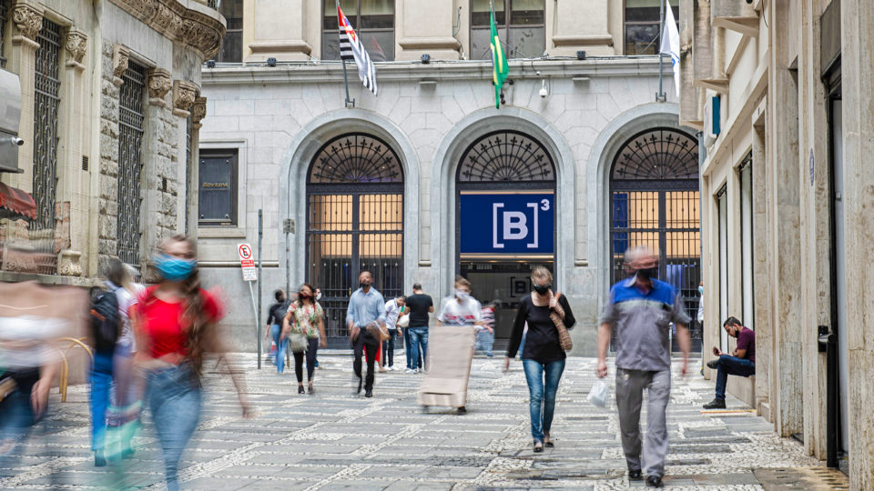 Por que o mercado financeiro do Brasil “se descolou” do mundo neste início de ano O principal índice da B3 subiu quase 5% nos primeiros 20 dias do ano.