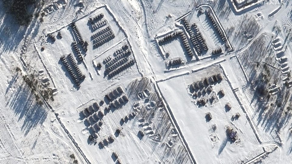 A Ucrânia à beira da guerra Foto de satélite mostra grupo de batalha em área de treino em Voronezh, Rússia, 19 de janeiro. Concentração de tropas russas na fronteira eleva temores de uma invasão à Ucrânia.