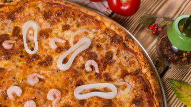 Degustei o rodízio de uma pizzaria petista. Confira o cardápio Pizza Lula Livre: Recheio de calamar temperado com lágrimas de bolsonaristas e flambado na cachaça (muita cachaça)