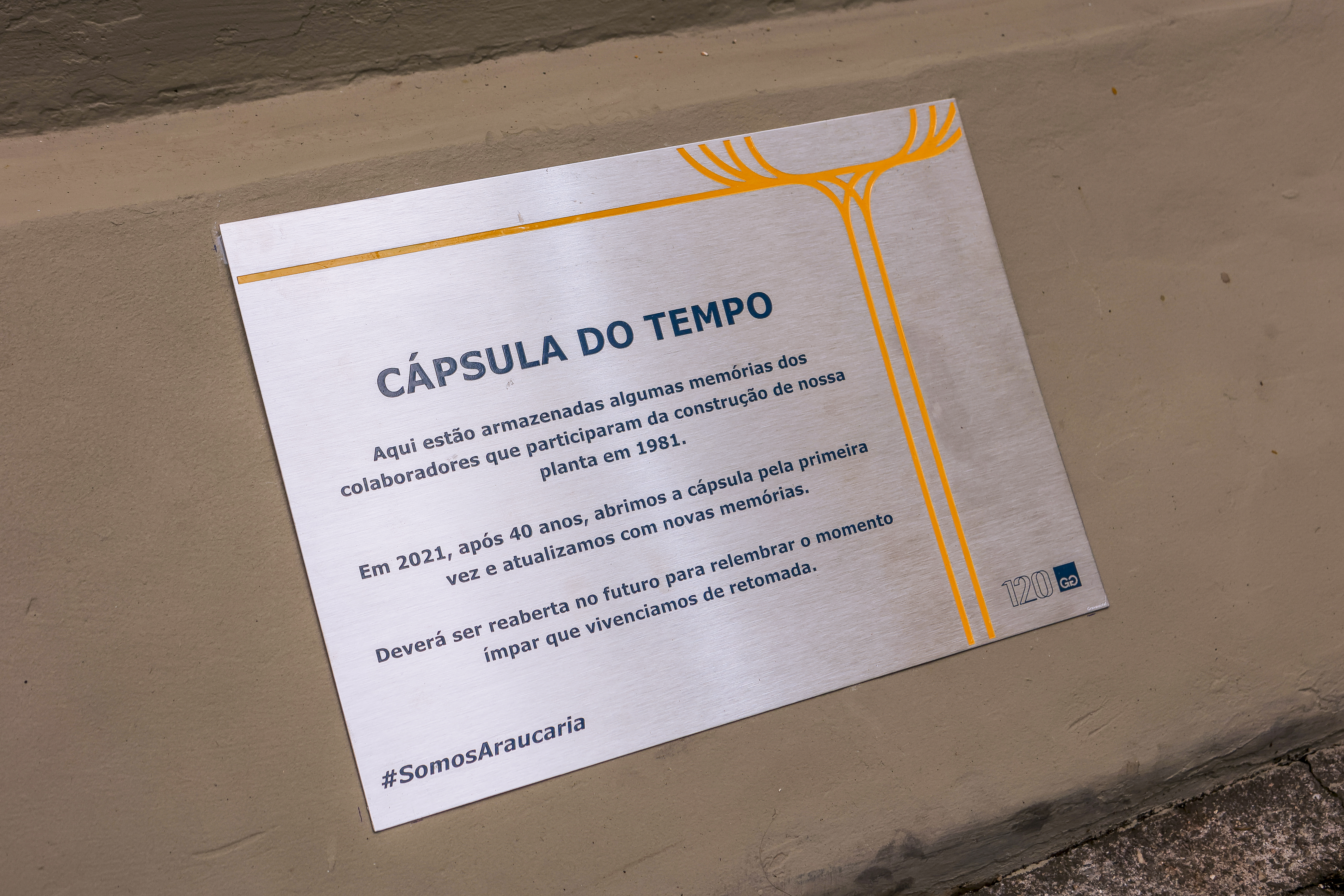 Placa colocada no local onde a cápsula do tempo foi enterrada novamente na usina da Gerdau, em Araucária.