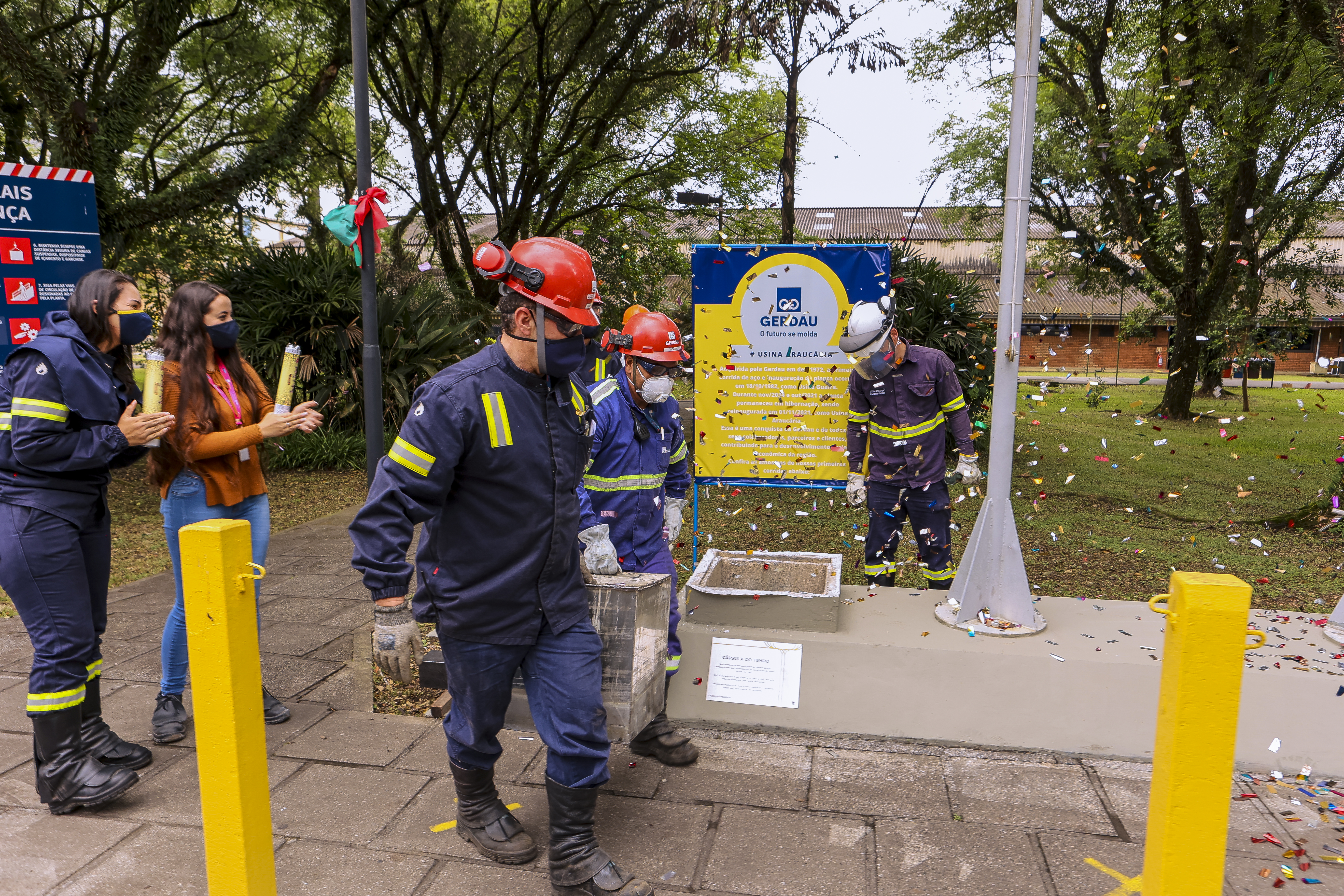 Cápsula do tempo da usina da Gerdau em Araucária sendo desenterrada.