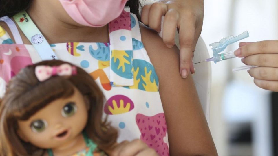 Passaporte da vacina: escolas públicas não podem impedir matrícula de não vacinados contra a Covid-19 Em alguns estados e municípios, a apresentação de caderneta de vacinação atualizada é um dos documentos exigido para matrícula escolar, mas a vacina contra a Covid-19 não está prevista no Plano Nacional de Imunização (PNI). Na imagem, vacinação contra a Covid-19, no Rio de Janeiro.