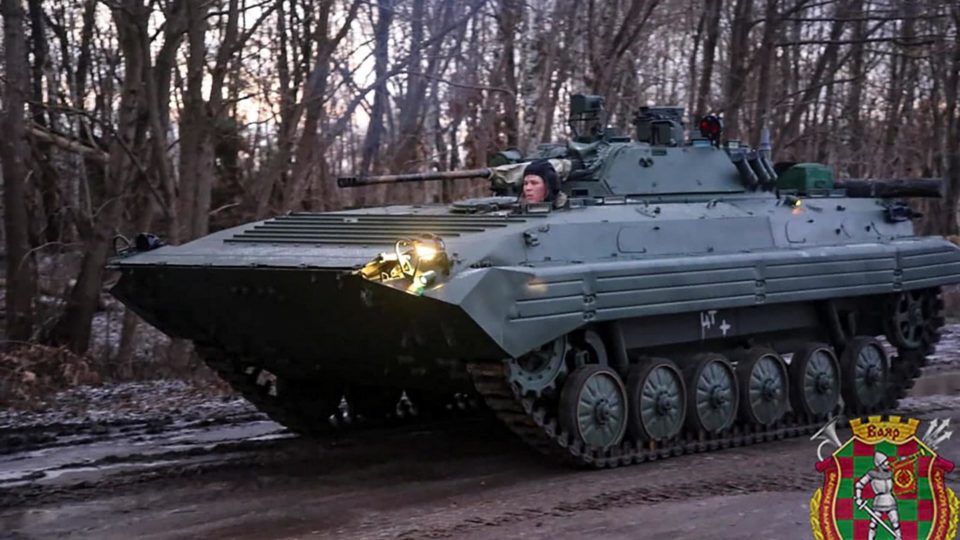Os EUA estão prontos para uma invasão da Rússia no Leste Europeu? Veículo militar russo chega para exercícios militares conjuntos entre Rússia e Belarus, que serão realizados em fevereiro, em meio à escalada de tensões na fronteira entre Rússia e Ucrânia, 18 de janeiro