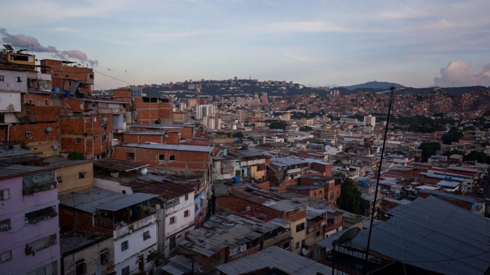 Como a Venezuela se tornou um dos países mais violentos da América Latina e do mundo Bairro popular de Las Palmas, em Caracas, palco de confrontos entre policiais e criminosos no ano passado