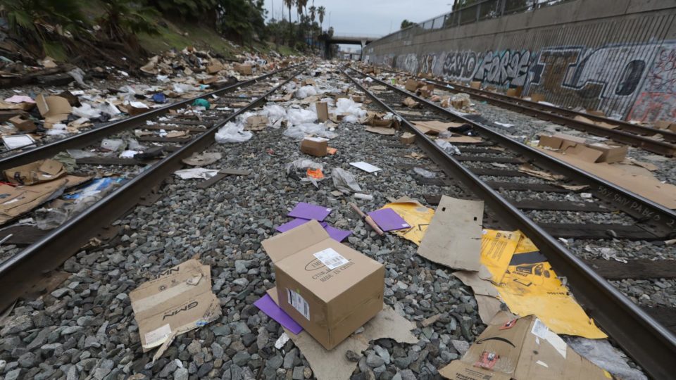 Do sonho ao pesadelo: um breve roteiro Milhares de pacotes abertos ou danificados cobrem os trilhos de trem na região de Lincoln Heights, leste de Los Angeles (EUA), 15 de janeiro