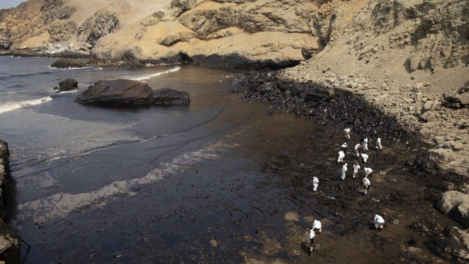 Peru declara emergência ambiental após derramamento de petróleo Trabalho de limpeza das áreas terrestres e marítimas afetadas pelo derramamento de petróleo nas proximidades de Lima.