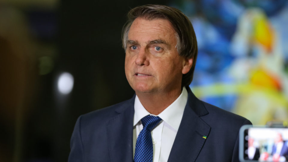Bolsonaro corta R$ 3,2 bi do Orçamento; verba para reajustes e fundo eleitoral é mantida O presidente Jair Bolsonaro vetou R$ 3,2 bilhões em recursos do Orçamento, para recompor despesas de pessoal que foram reduzidas pelo Congresso na discussão do projeto orçamentário.