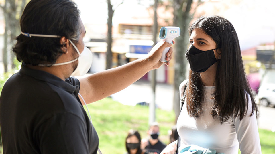 “Medida segregadora”: alunos e servidores de universidades questionam passaporte da vacina “Medida segregadora e perigosa”: alunos e servidores de universidades paranaenses questionam passaporte vacinal