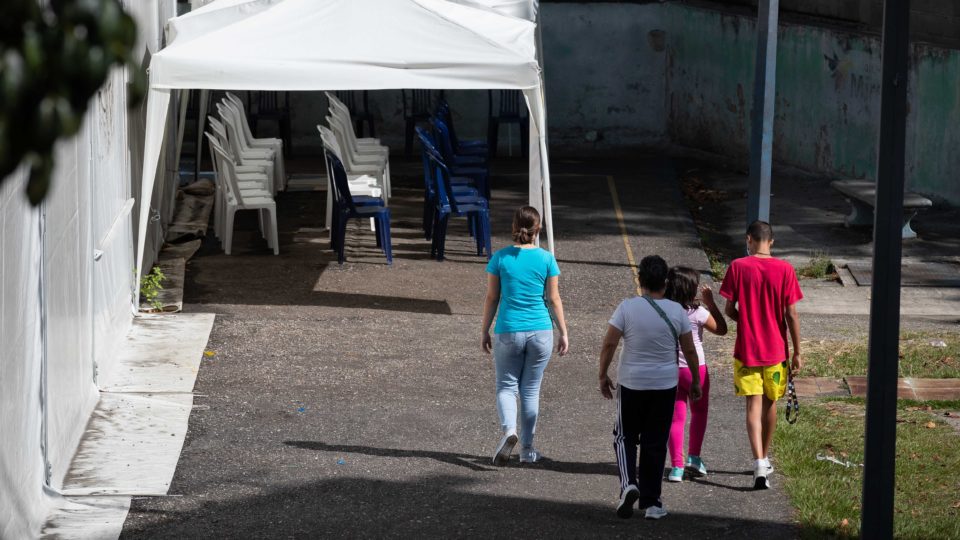 Atraso e pouca transparência marcam avanço da vacinação na Venezuela Em Caracas, venezuelanos caminham para um posto de vacinação