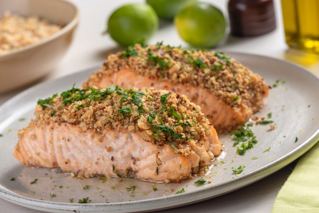 O salmão com crosta de castanhas é um prato que apresenta requinte, mas com preparo prático.
