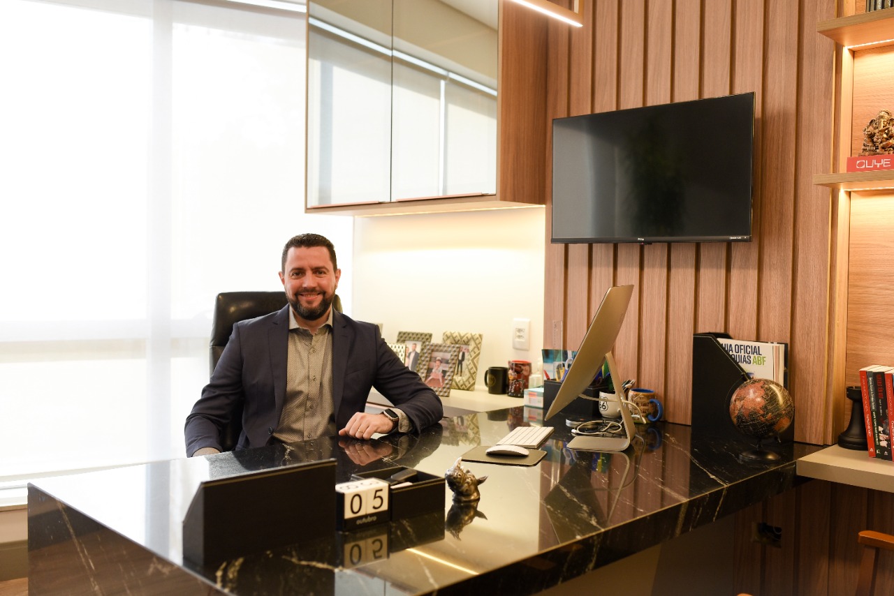 Rafael Teixeira, CEO da Clínica da Cidade, sentado em um escritório