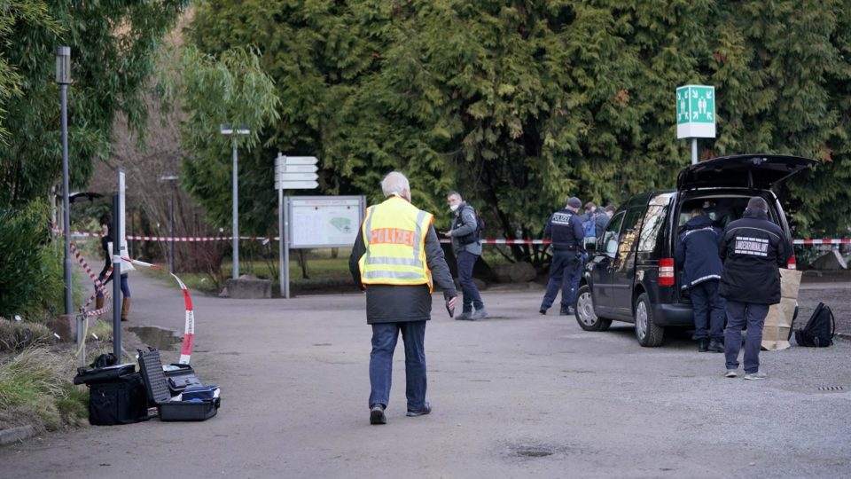 Atirador mata uma pessoa e deixa feridos em atentado em universidade alemã Primeiros relatos apontavam que quatro pessoas ficaram feridas, mas depois foi confirmado que uma das vítimas morreu; atirador se suicidou