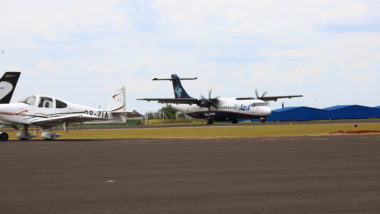 Avião da Azul na pista de um aeroporto.