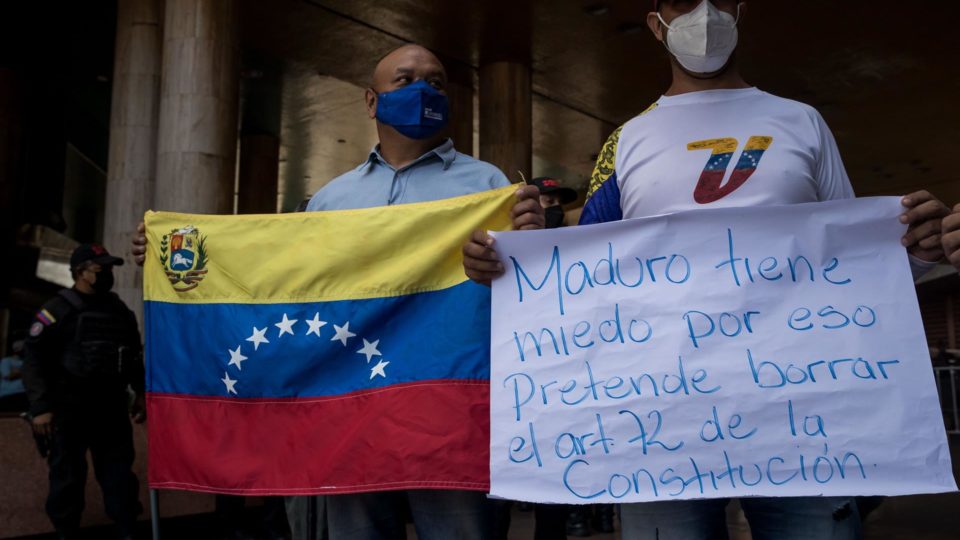 “Corrupção generalizada” coloca Venezuela entre os últimos em ranking de transparência Protesto contra o ditador Nicolás Maduro, por impor dificuldades para referendo revogatório na Venezuela para removê-lo do cargo