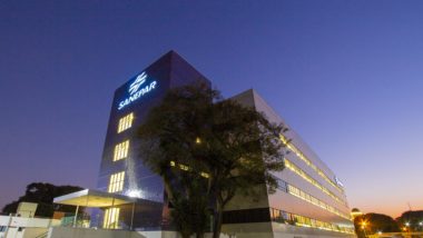 Um dos prédios da Sanepar à noite.