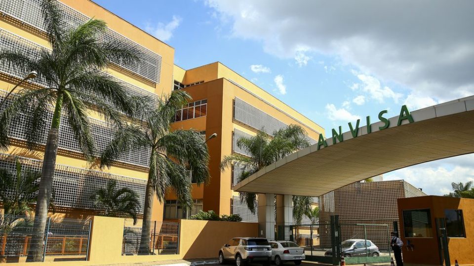 Anvisa libera venda e uso de autoteste para Covid-19 no Brasil Fachada do edifício sede da Agência Nacional de Vigilância Sanitária (Anvisa).
