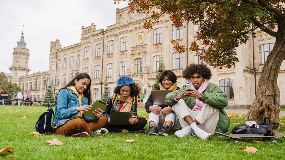 Pesquisa mostra que jovens preferem a cultura do cancelamento à liberdade O novo mapa político está sendo redesenhado em torno dessa nova divisão entre o socialismo cultural e o liberalismo cultural.