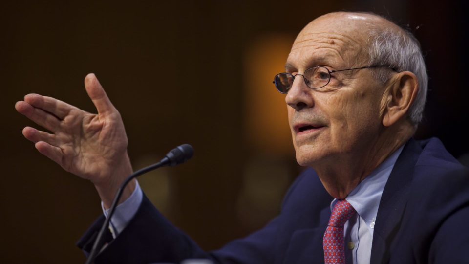 Biden fará 1ª indicação para Suprema Corte, mas vantagem conservadora de 6-3 será mantida Stephen Breyer (em foto de 2011), que vai se aposentar, foi indicado pelo democrata Bill Clinton em 1994 e pertence à ala liberal do tribunal