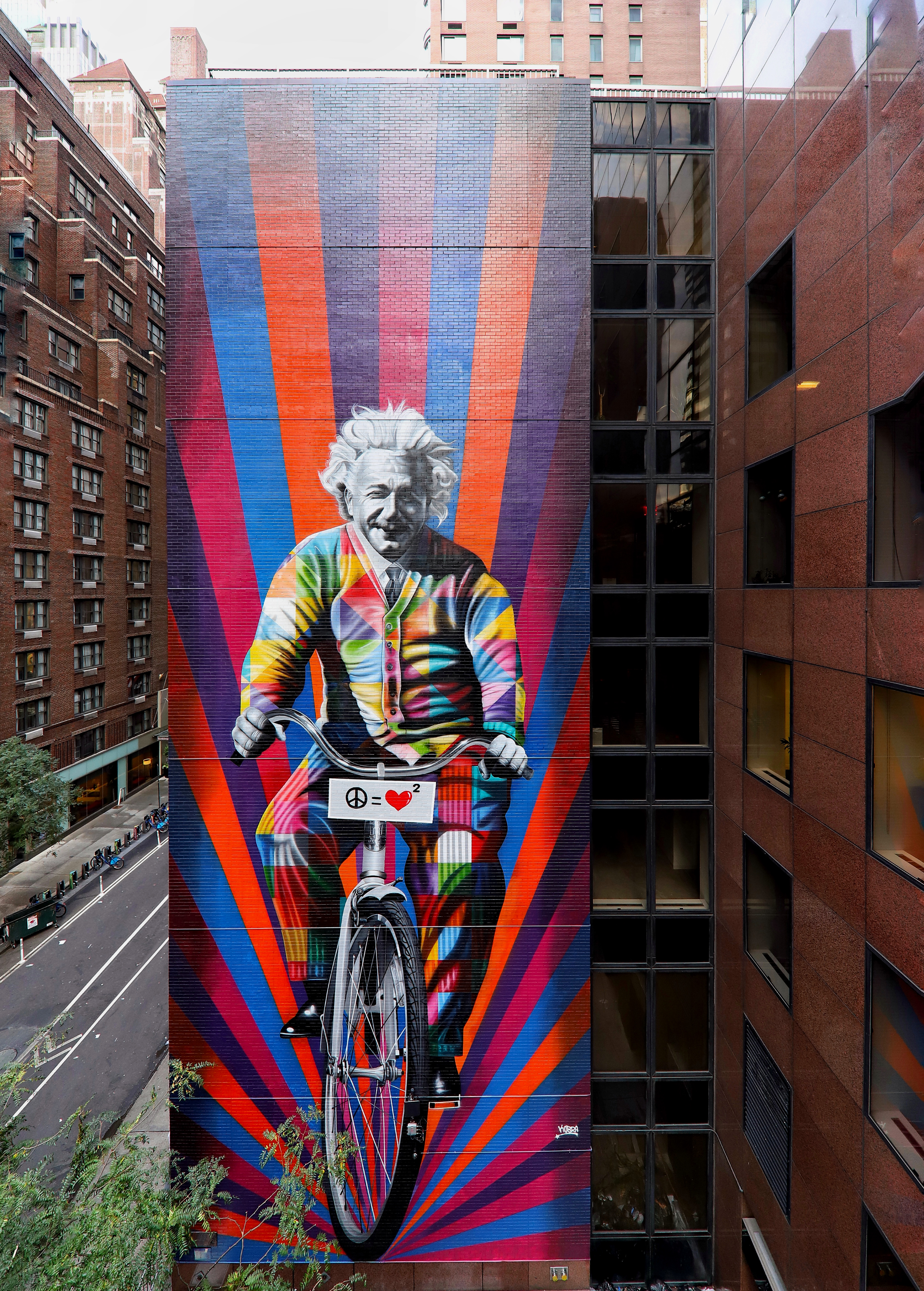Mural de Kobra com Einstein andando de bicicleta, em Nova York. Mural de Kobra com Einstein andando de bicicleta, em Nova York.