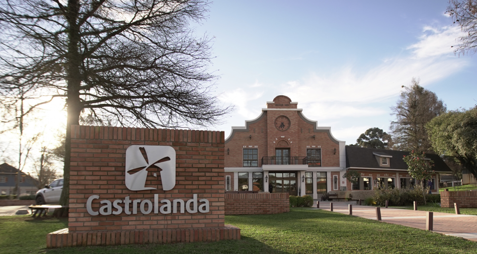 Com R$ 5,9 bilhões, Castrolanda atinge maior faturamento em 70 anos Fachada da sede da cooperativa Castrolanda, em Castro.