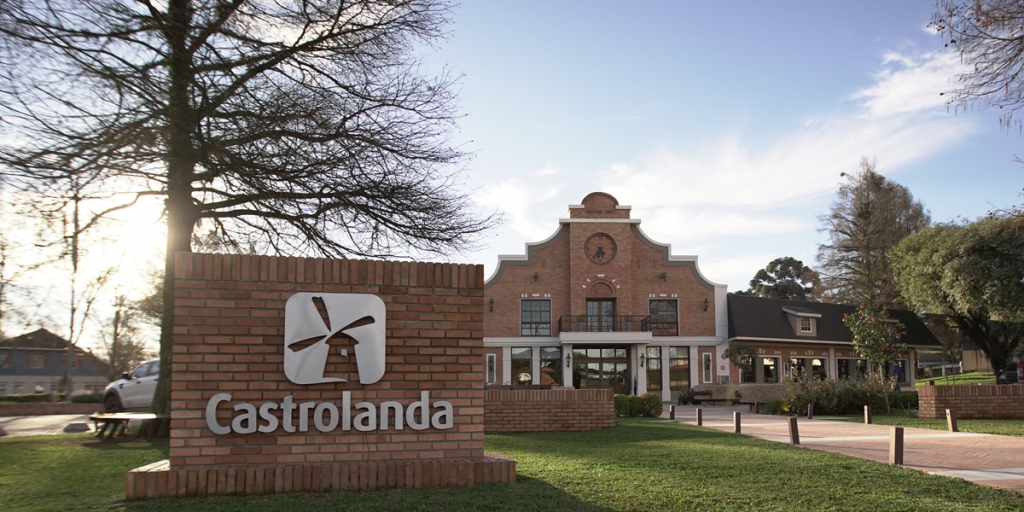 Fachada da sede da cooperativa Castrolanda, em Castro.