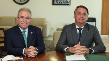 Saúde pode rebaixar status da pandemia de Covid-19 para endemia, diz Bolsonaro Ministério da Saúde confirmou que já está adotando as medidas necessárias para reclassificar o status da Covid-19 no Brasil.