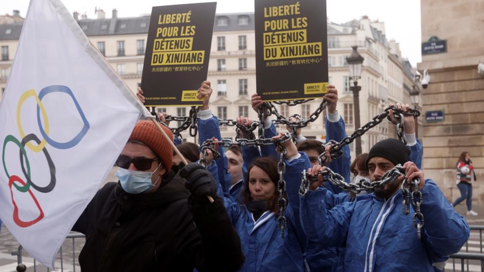 Ocidente manda sinais contraditórios sobre Xinjiang, foco do boicote aos Jogos de Pequim Manifestação contra a repressão em Xinjiang realizada na semana passada pela Anistia Internacional, perto da Assembleia Nacional da França, em Paris
