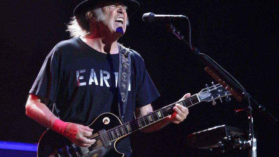 Neil Young agora pede boicote aos bancos Não satisfeito em tentar cancelar o podcaster Joe Rogan, o cantor e compositor Neil Young agora pede que os fãs tirem o dinheiro dos bancos.