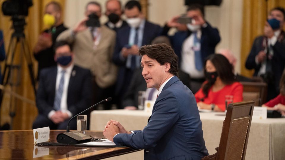 Em meio a protestos contra restrições, Trudeau anuncia que está com Covid-19 Premiê canadense já estava em quarentena de cinco dias por ter entrado em contato próximo com uma pessoa que estava com a doença