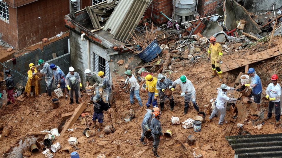 Bombeiros e voluntários trabalham em uma área de deslizamento de terra provocado pelas fortes chuvas desta segunda-feira (31), no bairro Jardim Paulista, no município de franco da Rocha (SP).