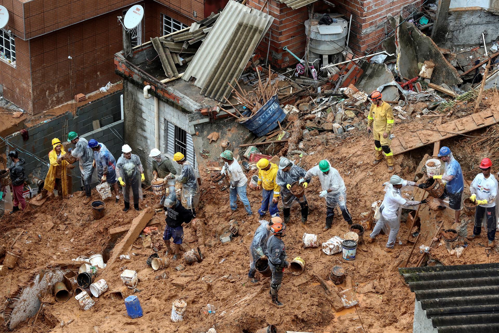 Bombeiros e voluntários trabalham em uma área de deslizamento de terra provocado pelas fortes chuvas desta segunda-feira (31), no bairro Jardim Paulista, no município de franco da Rocha (SP).