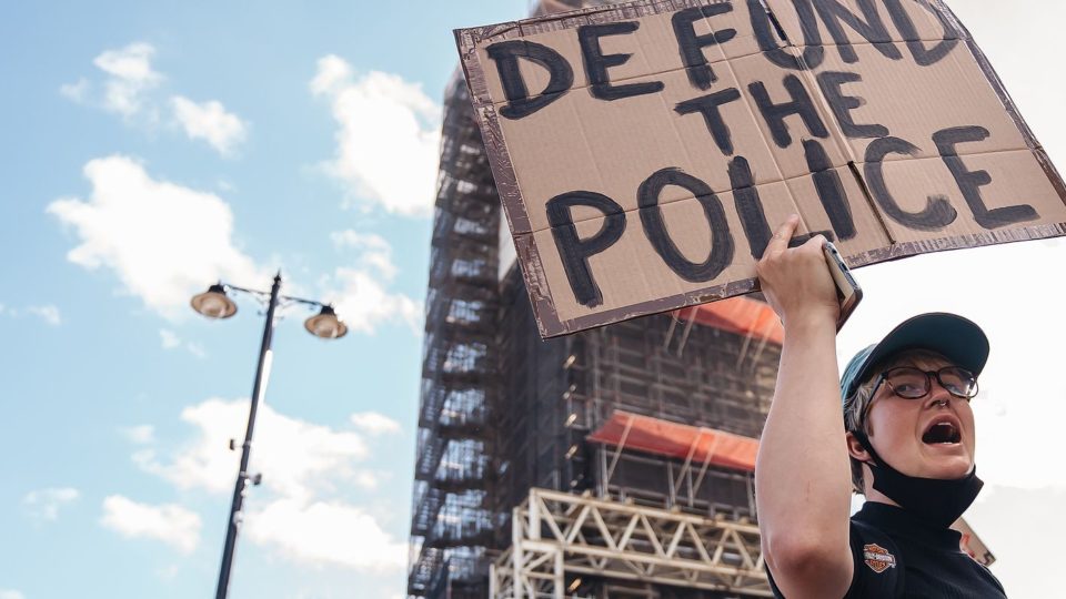 Crenças de luxo: ideias progressistas que só os muito ricos conseguem defender Protesto ocorrido em Londres, em 2020, promovido pelo grupo Black Lives Matter. Parte dos manifestantes pedia o fim do financiamento da polícia.