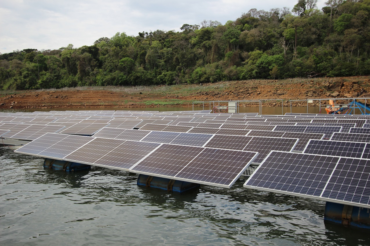 Painéis fotovoltaicos da primeira usina solar flutuante instalada no Paraná