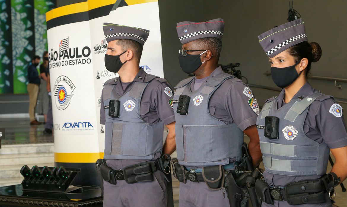Estudo aponta que uso de câmeras nas fardas dos policiais pode ser prejudicial à segurança pública