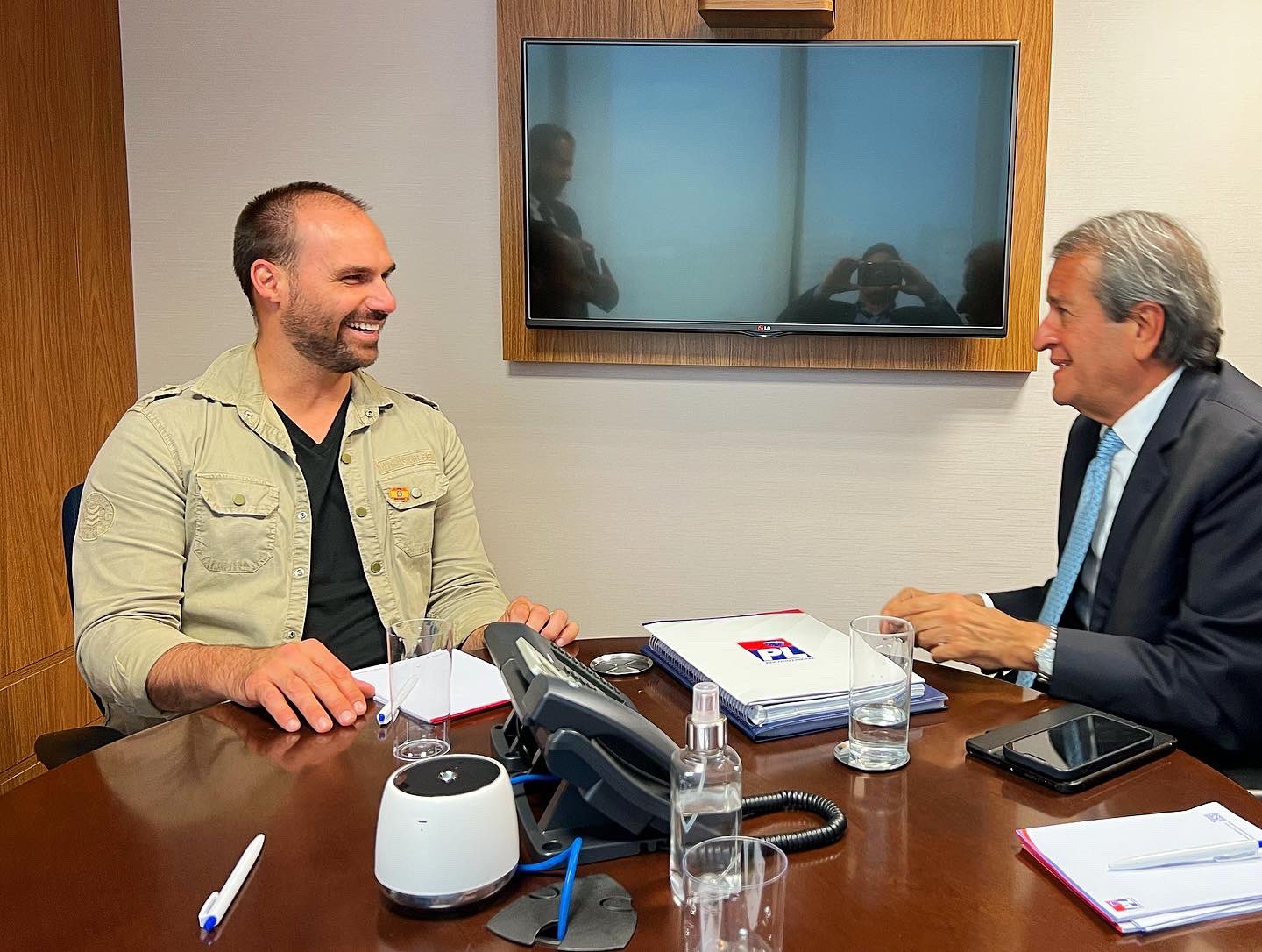 Eduardo Bolsonaro e o presidente do PL, Valdemar Costa Neto.
