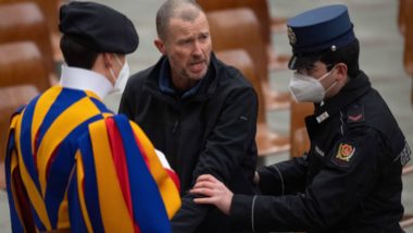 Gritando contra uso de máscaras, homem interrompe audiência do papa Homem teria gritado repetidamente em inglês que “a Igreja não é do jeito que Deus deseja” e foi retirado do local sem resistência