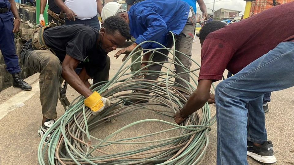 Ataque em campo de deslocados na RD Congo mata dezenas de civis Em outra tragédia no país, um cabo de alta tensão rompeu e caiu sobre casas e pessoas em um mercado na capital Kinshasa, provocando pelo menos 26 mortes
