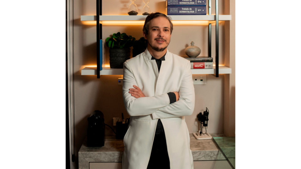 Dr. Sérgio Paulo Aguilera Machado, médico (CRM 19780 PR) Especialista em clínica Médica (RQE 15257), Membro da sociedade brasileira de Laser e do colégio ibero latino americano de Dermatologia